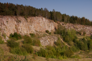 Skalna krawędź kamieniołomu korzecko gdzie wydobywano dolomit